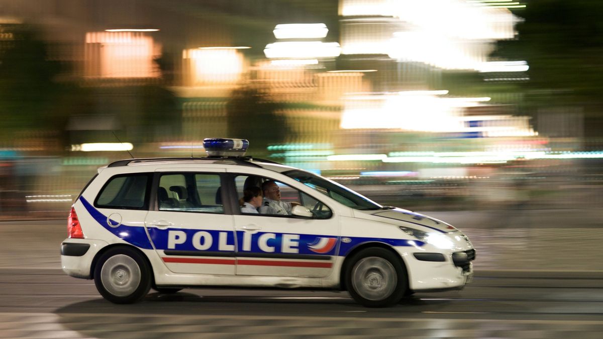Před střední školou ve Francii ubodali mladíka, policie zadržela tři nezletilé